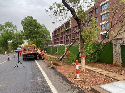 安義公路分中心 應(yīng)急指揮車筑起極端天氣保暢通的堅實防線