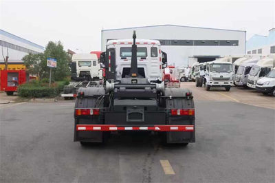 重汽汕德卡前四后八勾臂垃圾車(chē) 城市應(yīng)急保障的多功能利器